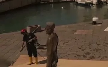 Tecnico Etnya lava il basamento della statua di Archimede a Ortigia