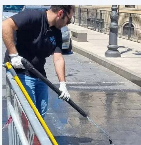 Tecnico Etnya lava la pavimentazione di piazza San Sebastiano a Melilli