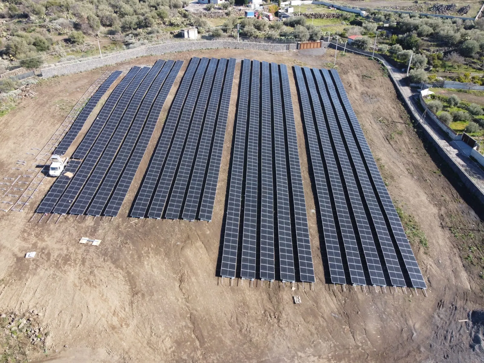 Campo fotovoltaico a terra visto dal drone