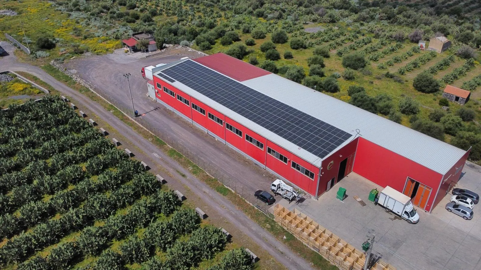 Capannone con impianto fotovoltaico sul tetto, visto dal drone