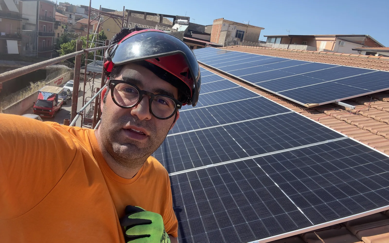 Ing. Francesco Mazzotta, fondatore di Etnya, sul tetto accanto a un impianto fotovoltaico