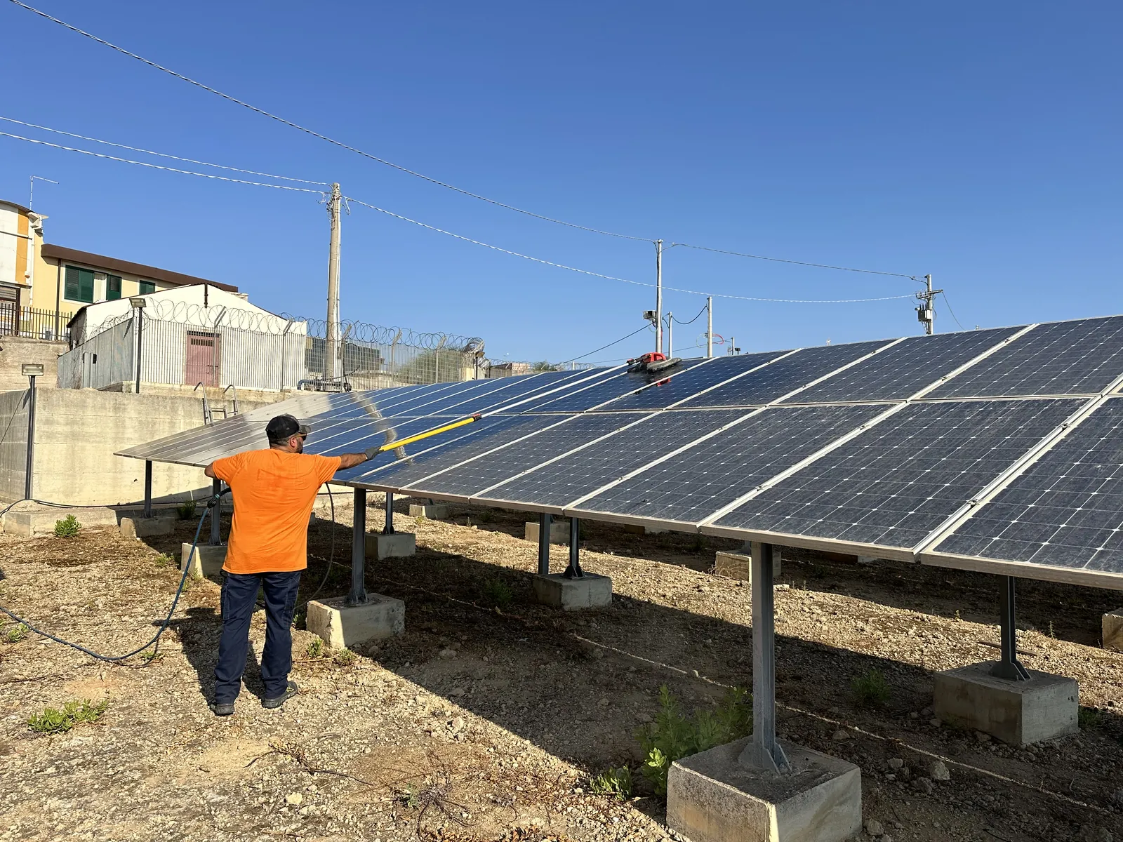 Lavaggio di un impianto fotovoltaico a terra