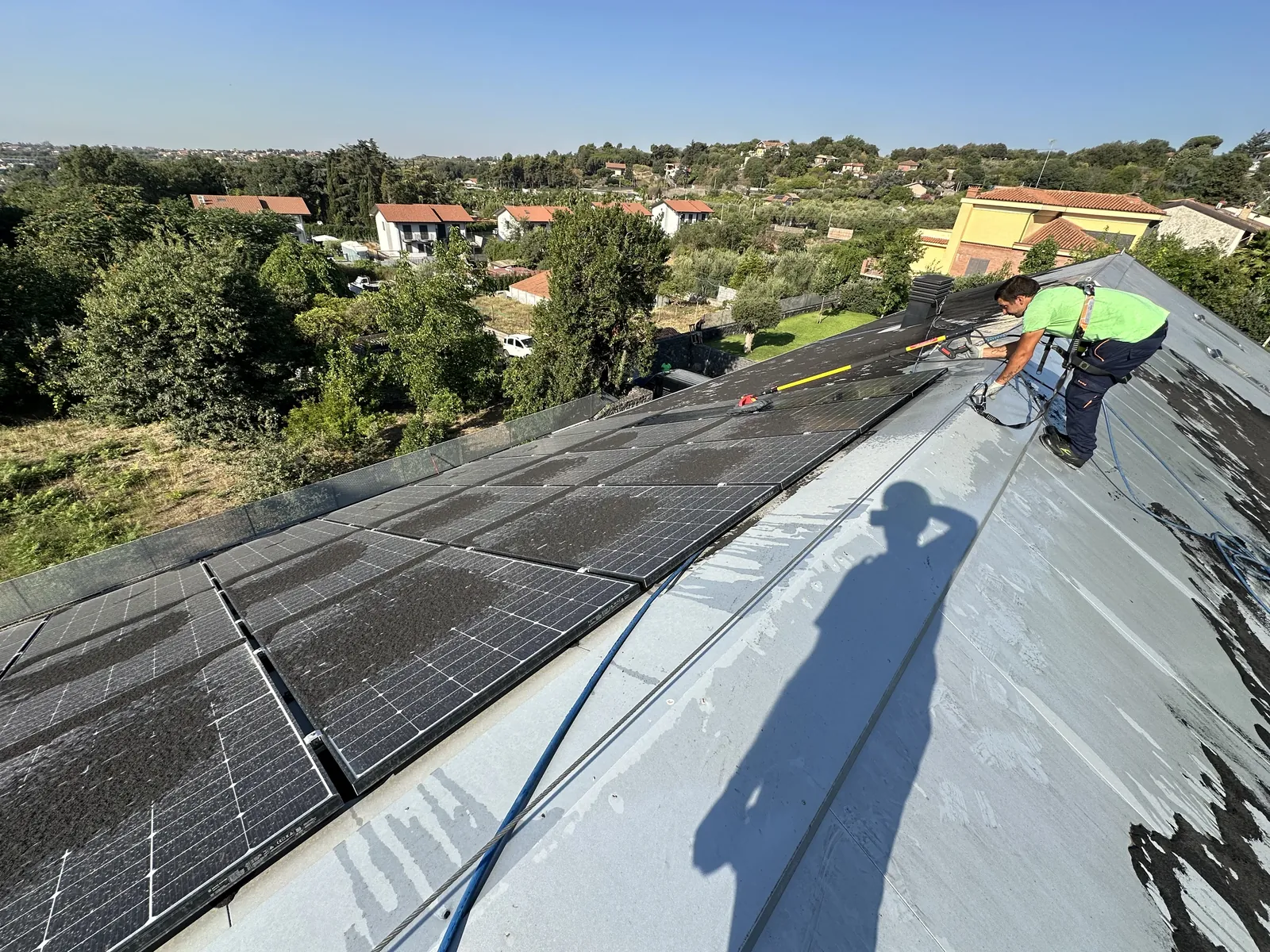 Tecnico al lavoro sui pannelli di un tetto