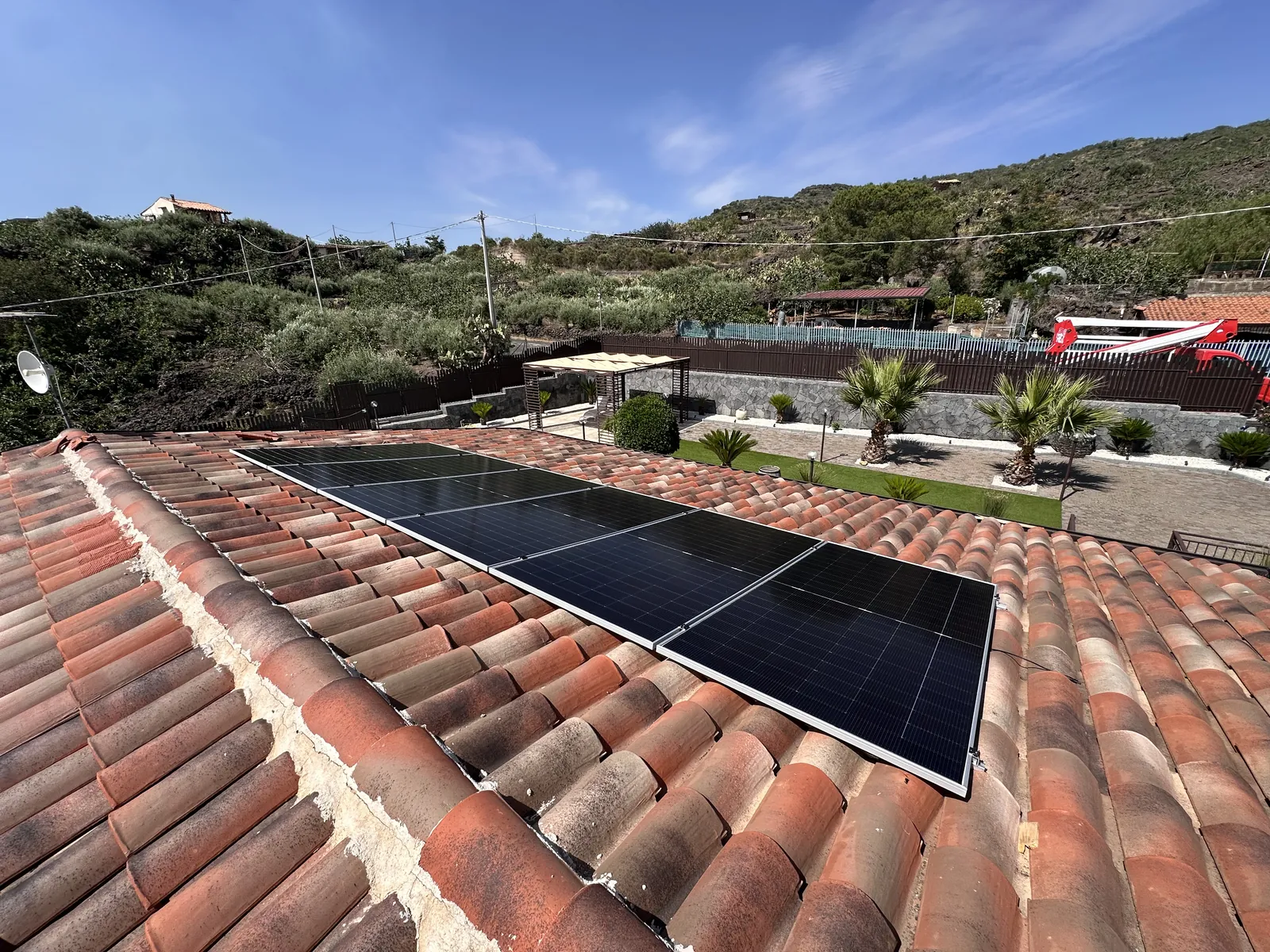 Villa con tetto in coppi e impianto fotovoltaico